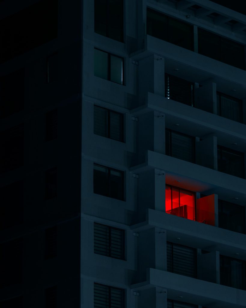 Edificio con departamento iluminado, representando el trabajo 24/7 de agencia de diseño web en Mar del Plata, Argentina, especializada en la creación de páginas web profesionales y posicionamiento web SEO.